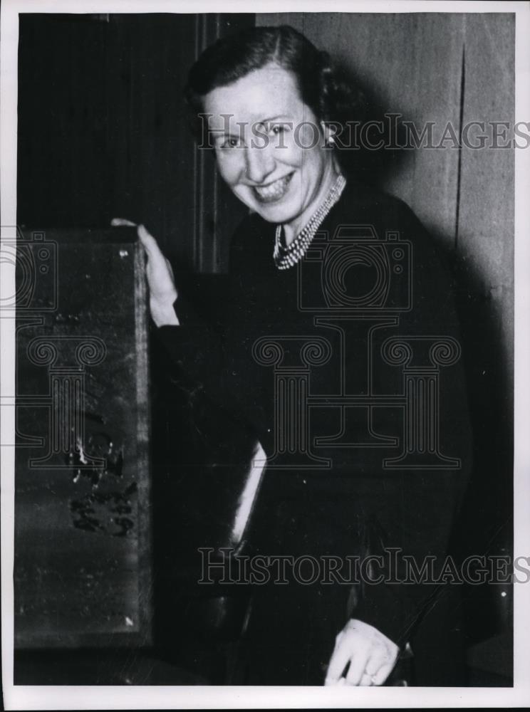 1960 Press Photo Mrs. Virginia Tinley Laird Secy to Sen William S. Symington. - Historic Images