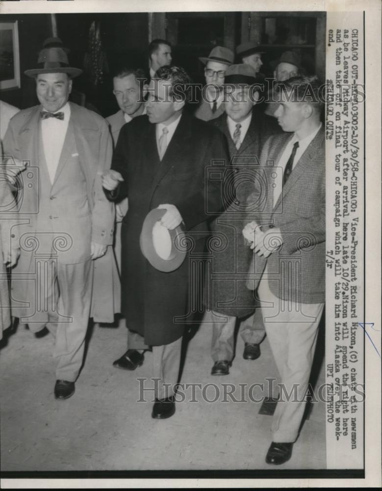 1958 Press Photo Vice President Richard Nixon talks with reporters in Chicago - Historic Images