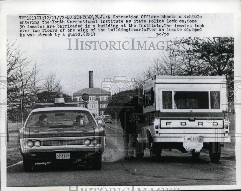 1972 Press Photo Correction Officer Checking Truck at Youth Correctional Institu - Historic Images