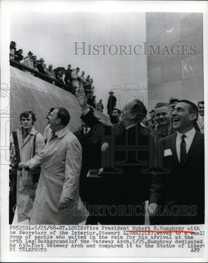 1968 Press Photo Vice President Hubert H. Humphrey, Stewart L. Udall St. Louis - Historic Images