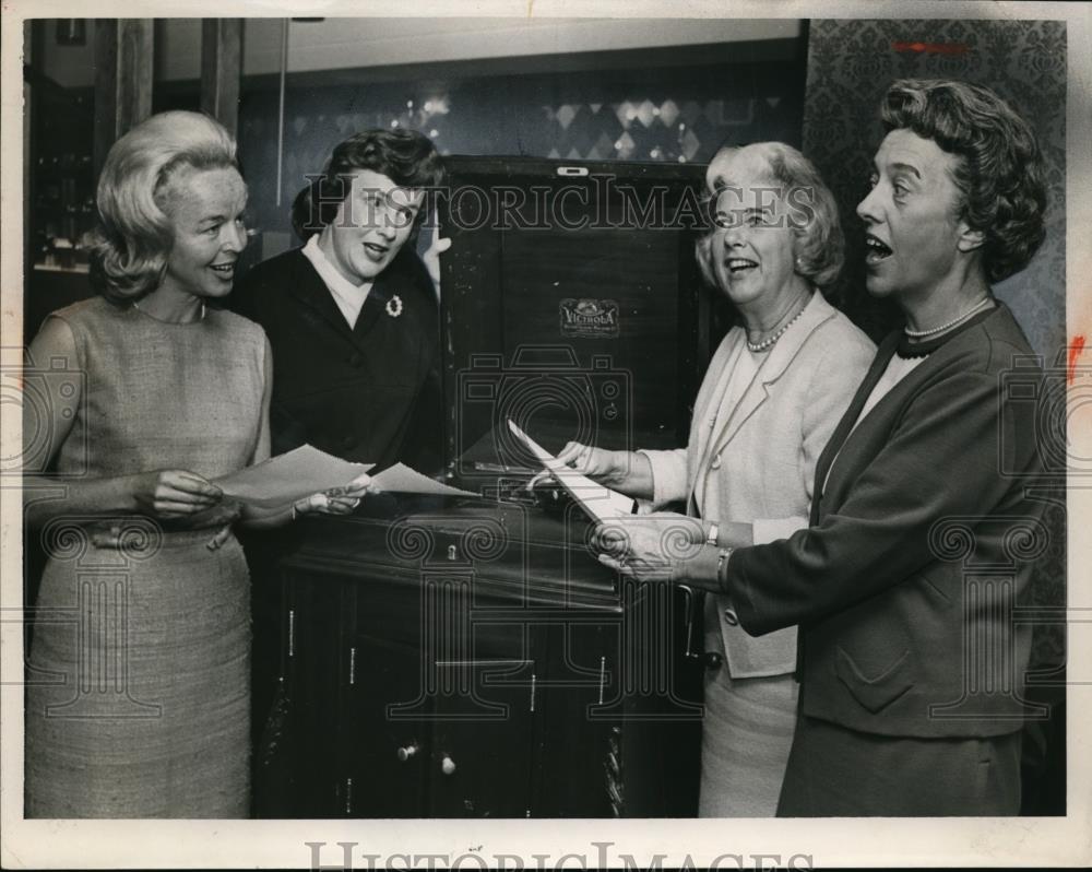 1965 Press Photo Mrs Fred Oldenburg, Mrs Fred Henry, Mrs G Robert Klein. - Historic Images