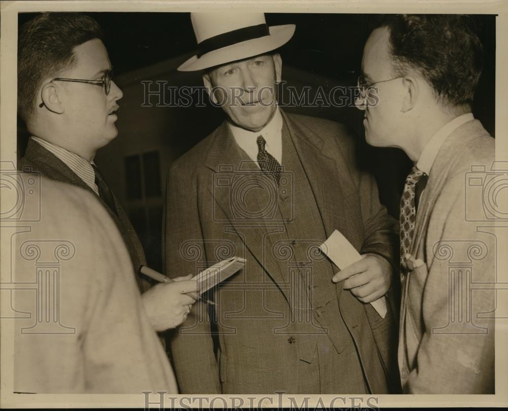 1939 Press Photo CV McLaughlin Assistant to Secretary of Labor &amp; Reporters - Historic Images