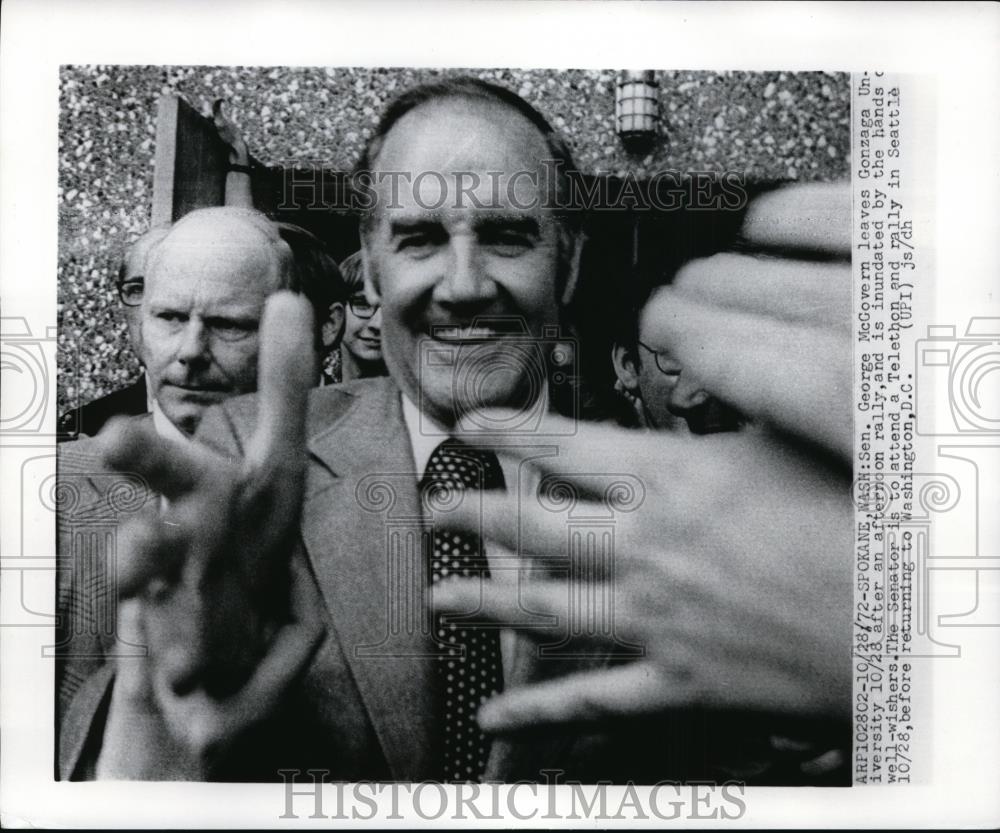 1972 Press Photo Spokane-Sen George McGovern leaves Gonzaga Univ. - Historic Images