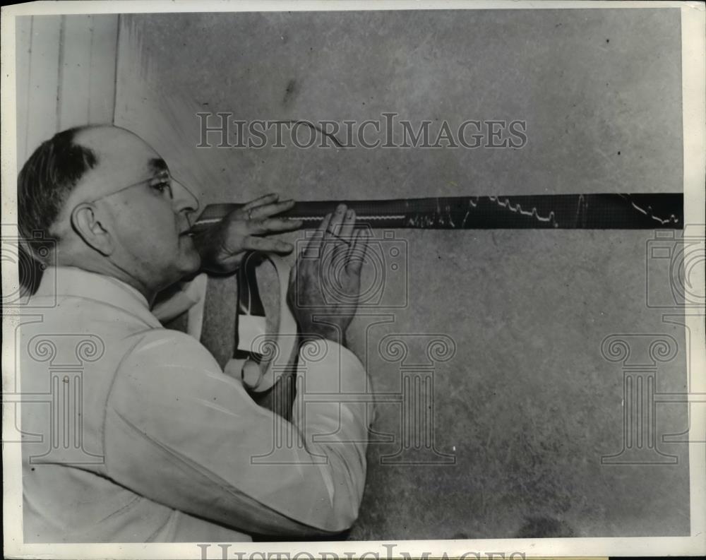 1938 Press Photo Prison physician Dr Stephen Besley shows record of heartbeat - Historic Images