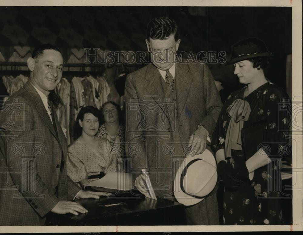 1933 Press Photo Chicago-Mayor Edward Kelly and Mrs. Kelly cast ballots. - Historic Images