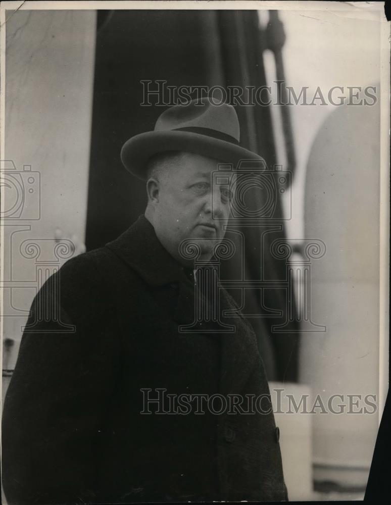 1927 Press Photo New York, SS Aquitania, Elmore Leff Watching Removal Of Paris. - Historic Images