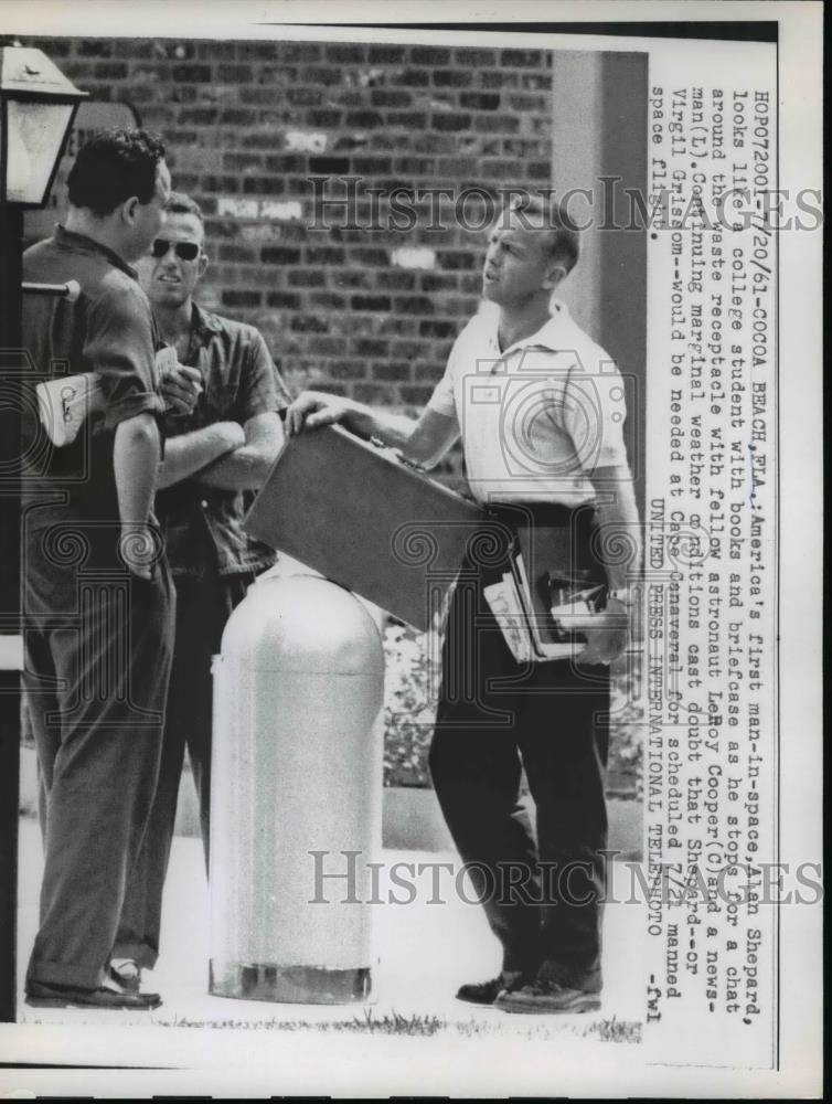 1961 Press Photo Commander Alan B. Shepard Jr (R) and Astronaut Leroy Cooper. - Historic Images