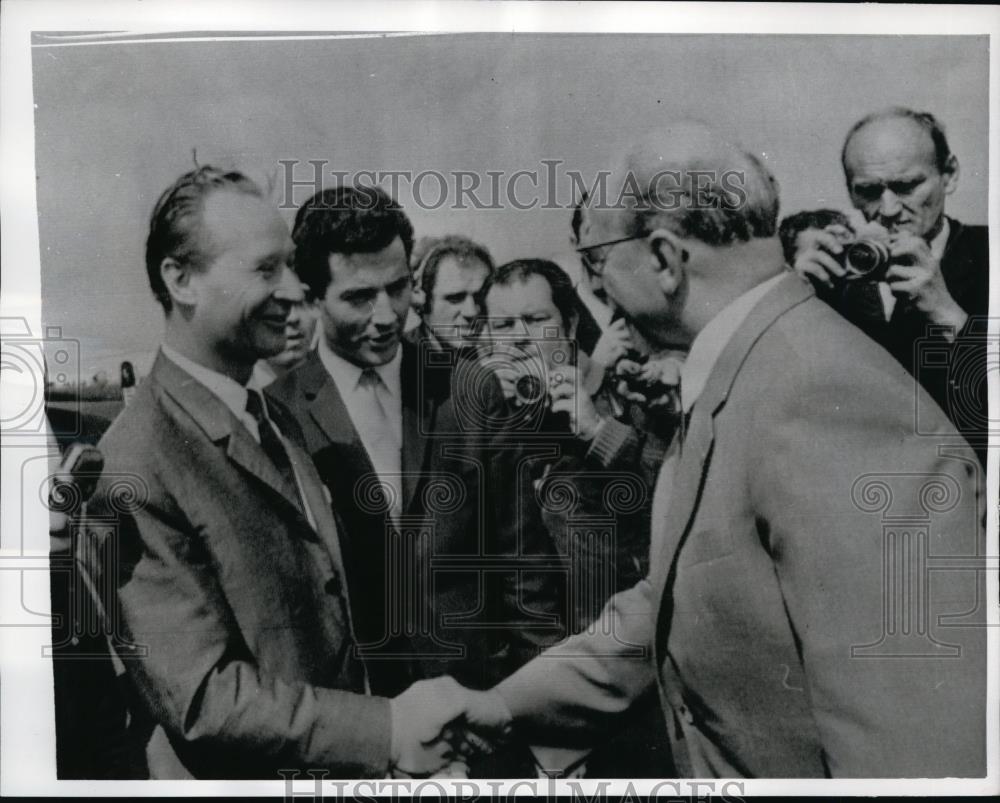 1968 Press Photo Chechoslovakia-Laexander Dubcek meets walter Ulbricht - Historic Images