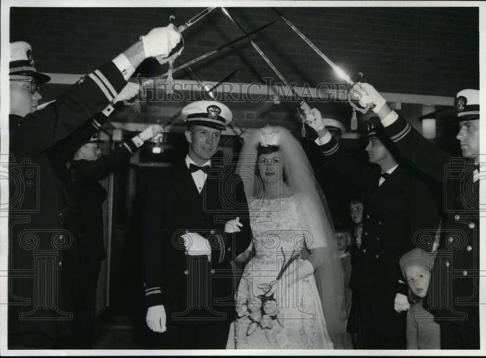 1963 Press Photo Lt Robert Lee Larkin Marries Miss Yvonne Orrman of Australia - Historic Images