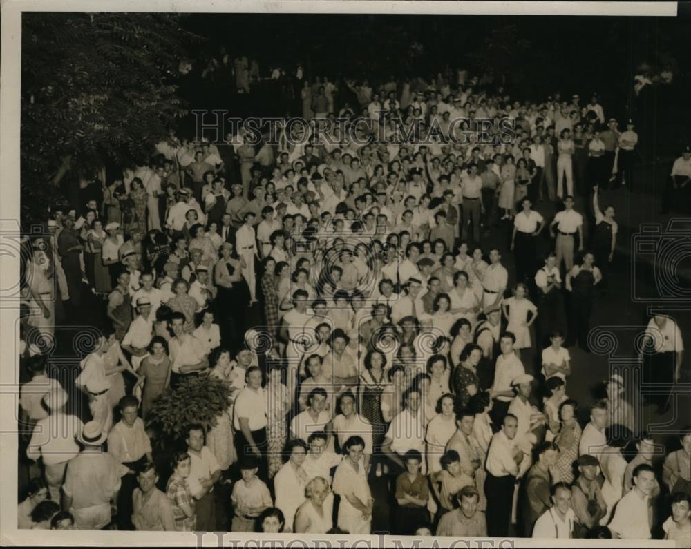 1935 Press Photo Part Of The The Crowd Around The Plant Of Colombian Company - Historic Images