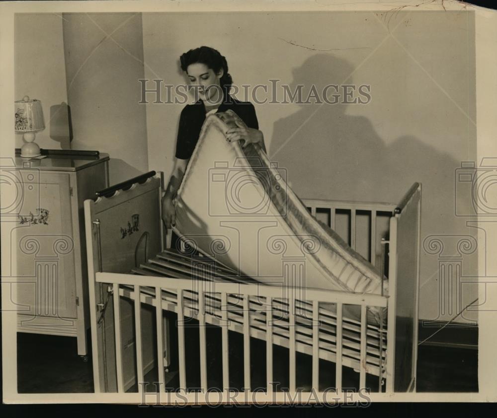 1942 Press Photo Woman Installs Wooden Springs in Baby Crib - Historic Images