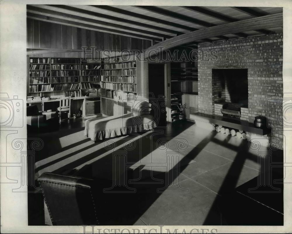 1943 Press Photo Interior of the Duncan house showing sun is able to shine in. - Historic Images