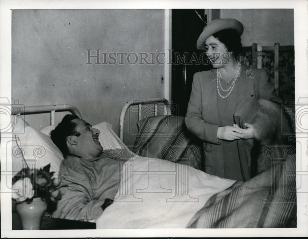 1941 Press Photo Queen Elizabeth Chats With Seaman Jacques - nee56681 - Historic Images