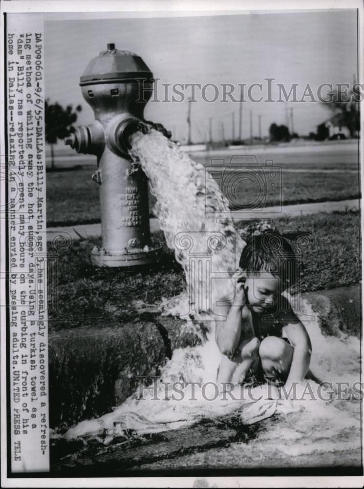 1955 Press Photo Billy Martin refresh at a fire valve post at his home in Dallas - Historic Images