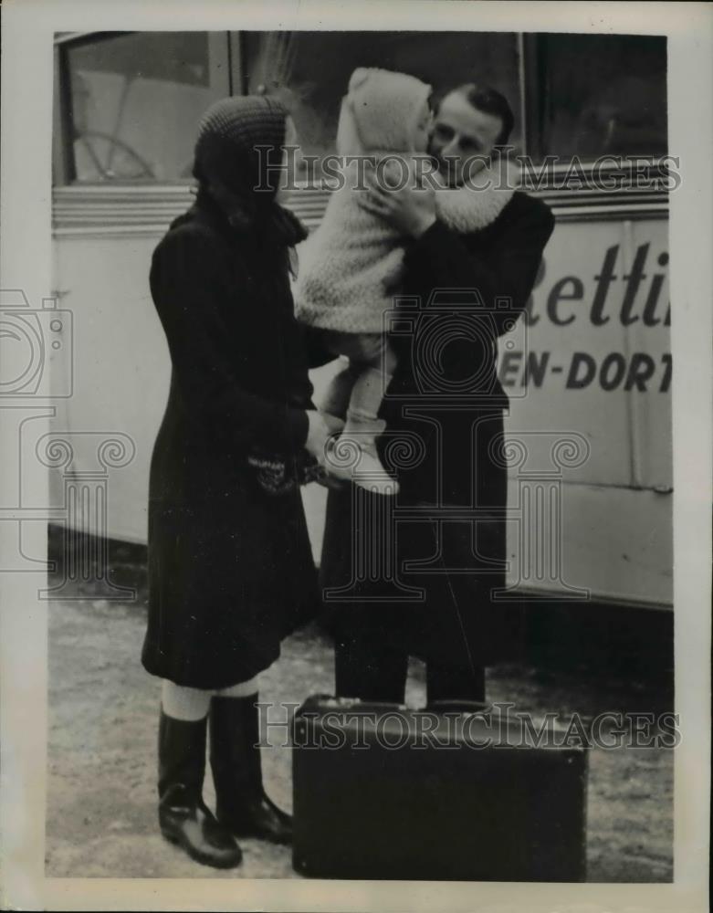 1941 Press Photo French Workman Says Goodbye to Wife &amp; Daughter Going Germany - Historic Images