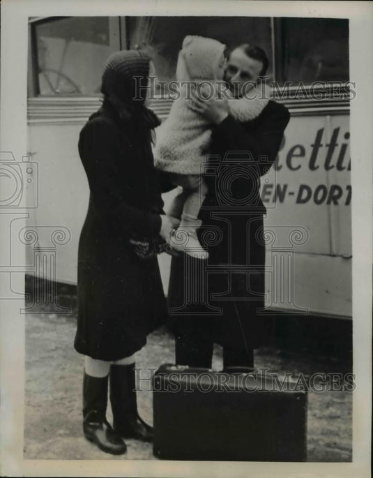 1941 Press Photo French Workman Says Goodbye to Wife & Daughter Going Germany - Historic Images