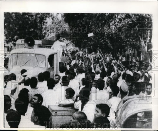 1965 Press Photo Mob Surrounds Government Van During Protests, New Delhi India - Historic Images