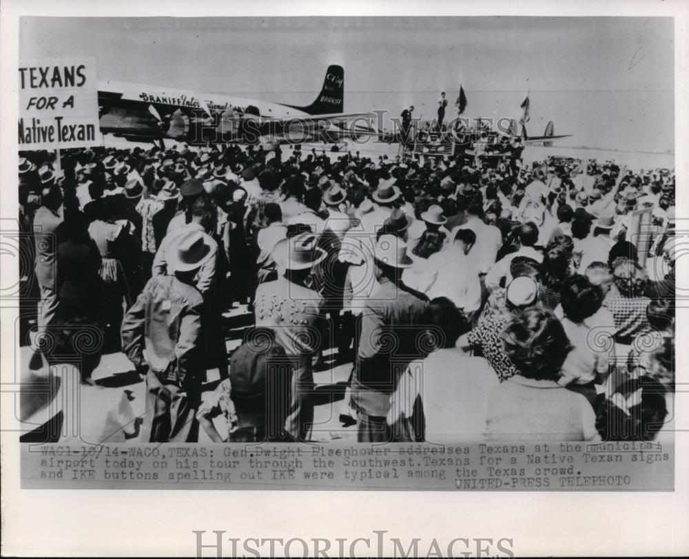 1952 Press Photo Waco Texas- Gen. Dwight Eisenhower addresses Texans at airport. - Historic Images