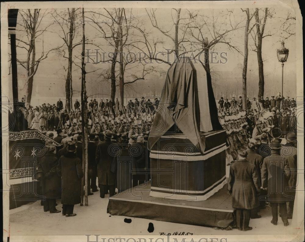 1932 Press Photo French Aristide Briand with flag over coffin - Historic Images