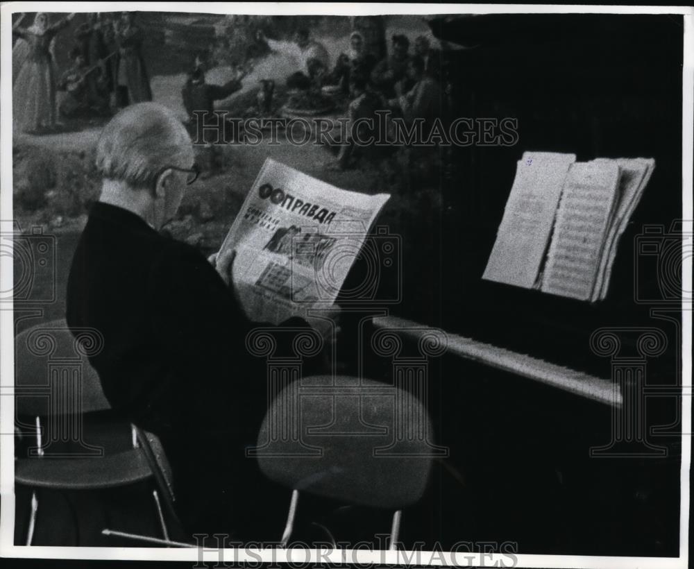 1969 Press Photo House Pianist relax during break with pravda at Baku Restaurant - Historic Images