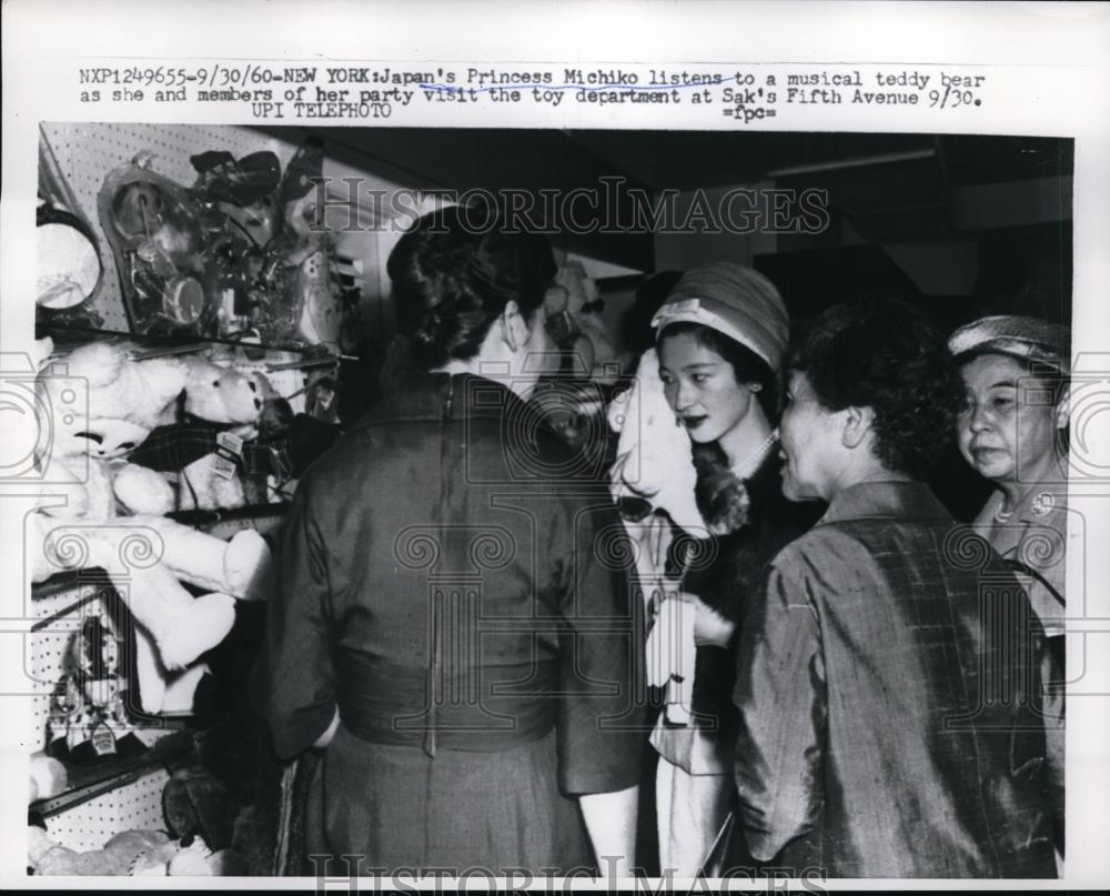 1960 Press Photo Japan&#39;s Princess Michiko Listens To A Musical Teddy Bear - Historic Images