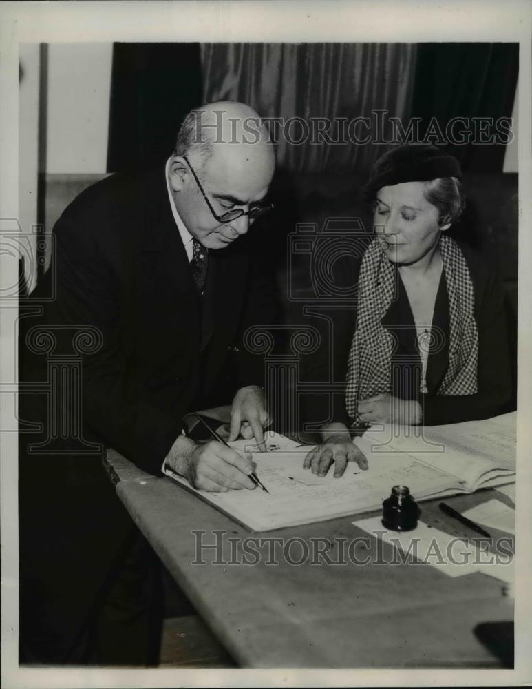 1934 Press Photo Governor Herbert H. Lehman of New York Casts Vote - nee51744 - Historic Images