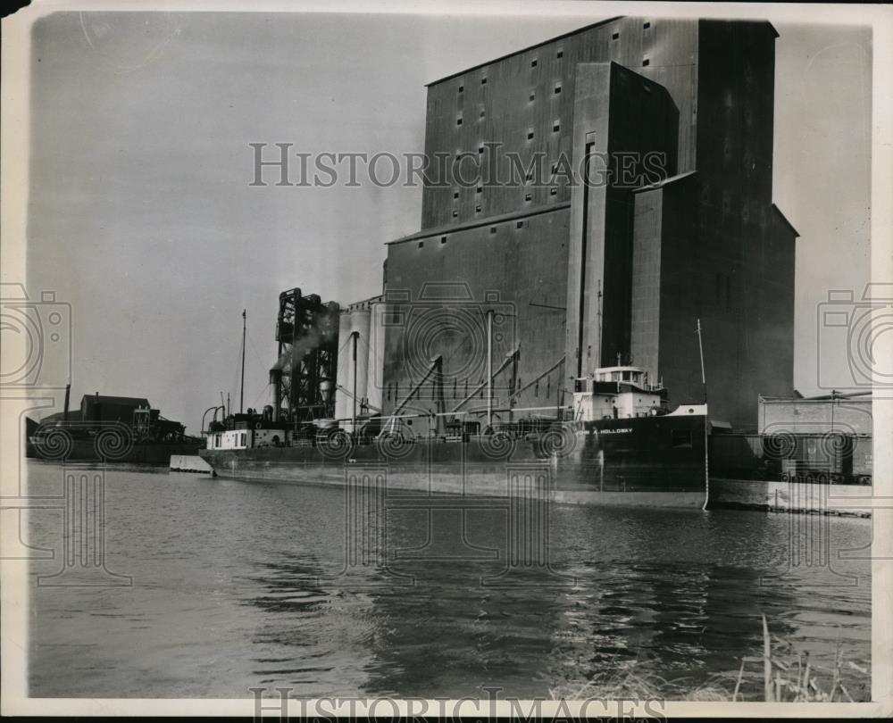 1939 Press Photo Chicago-View of John a Holloway loading soybeans for shipment. - Historic Images