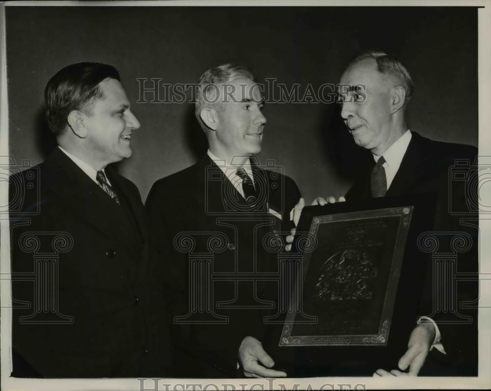 1940 Press Photo LeRoy Linclon presenting the Health Conservation Award. - Historic Images