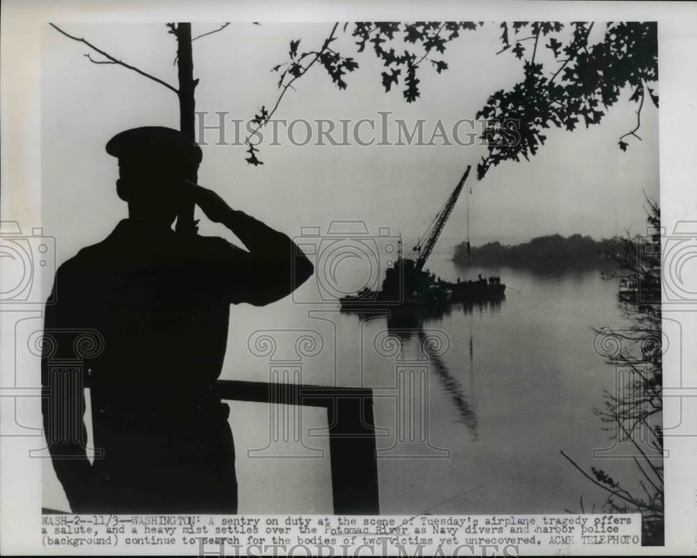 1949 Press Photo Washington, Potomac River, 2 killed in plane crash,Navy search - Historic Images