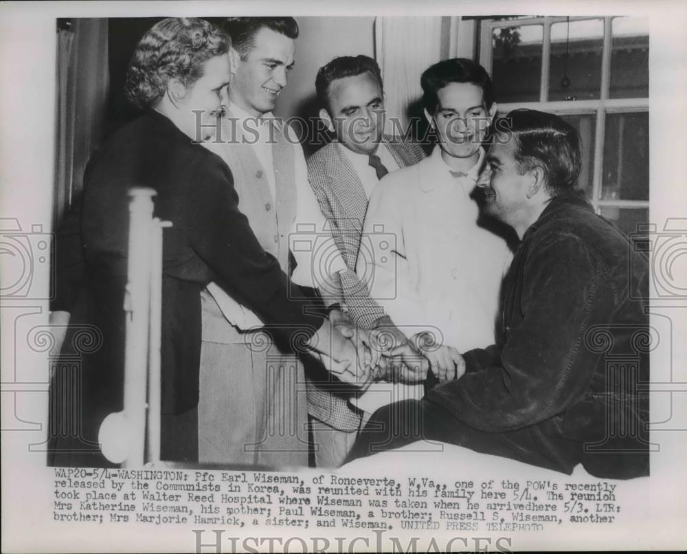 1953 Press Photo PFC Earl Wiseman, POW reunited with family at Walter Reed - Historic Images