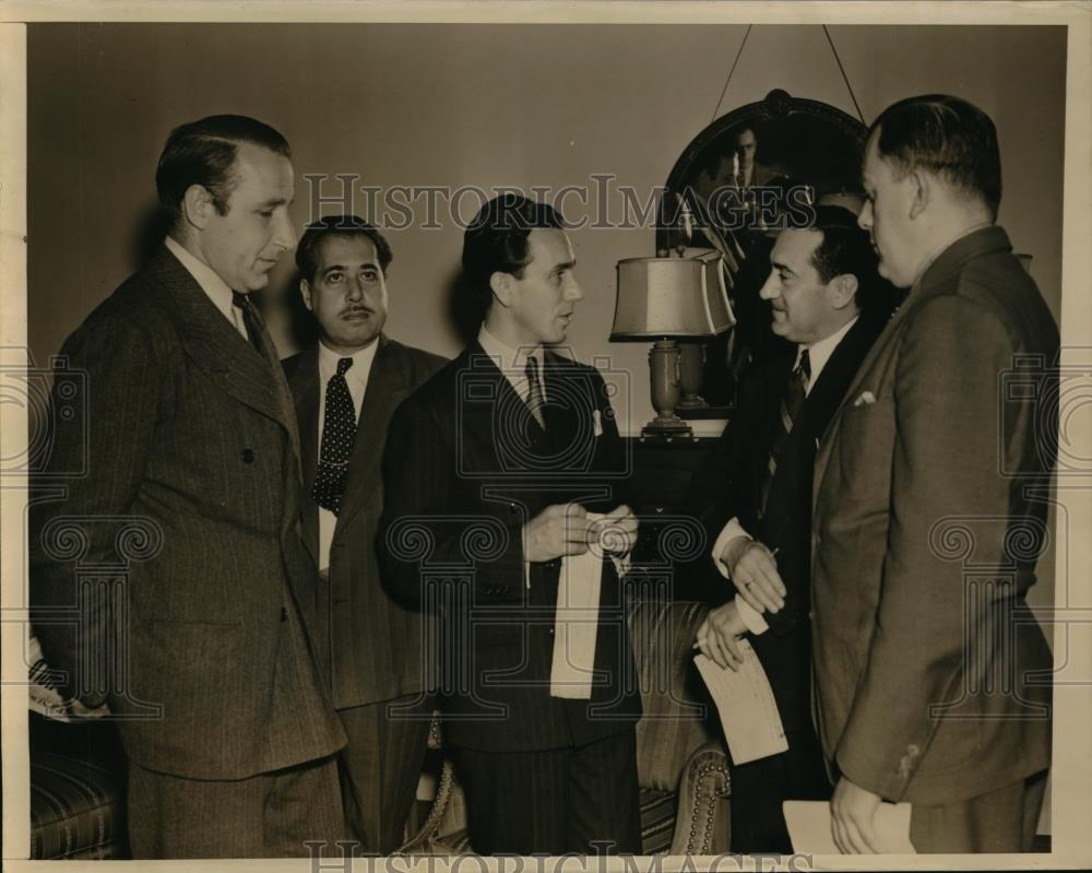 1940 Press Photo Ramon Beteta, Under Mexican Government With New York Paper Men. - Historic Images