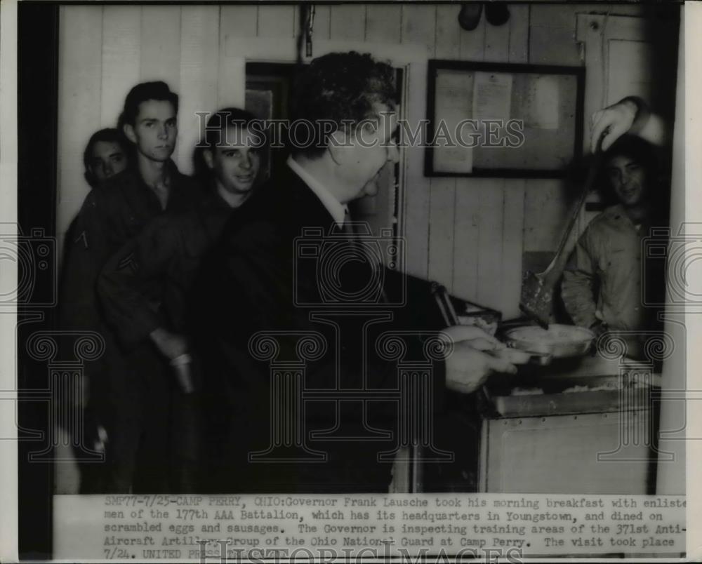 1953 Press Photo Ohio Governor Frank Lausche eating breakfast with soldiers. - Historic Images