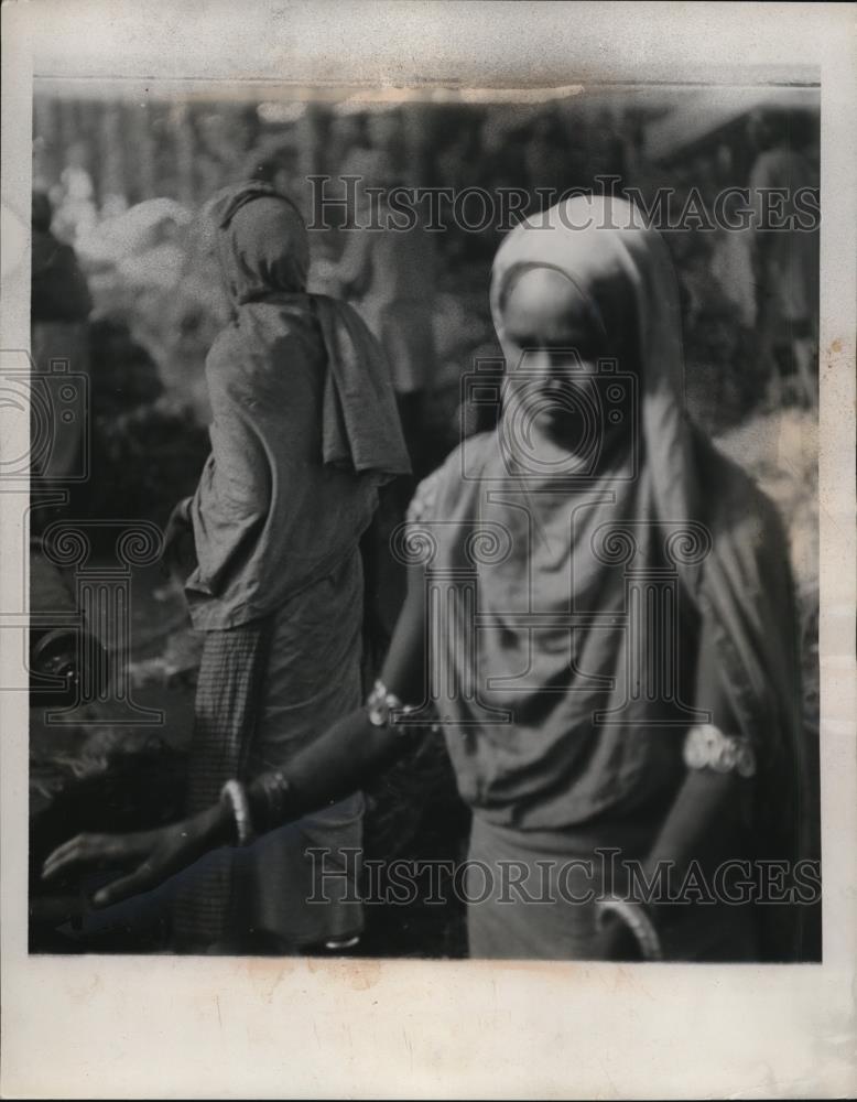 1954 Press Photo India Women Turn Out Burlap Bags in Calcutta - Historic Images