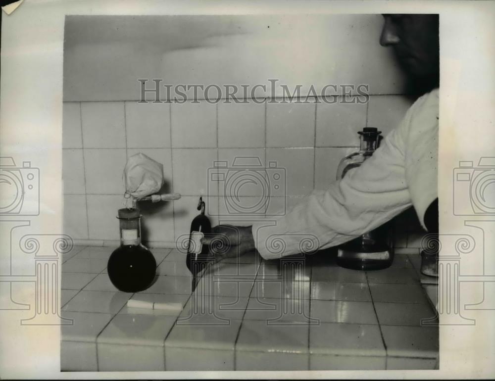 1939 Press Photo Blood Bank Donation Flask, Saint Antoine Hospital Paris France - Historic Images