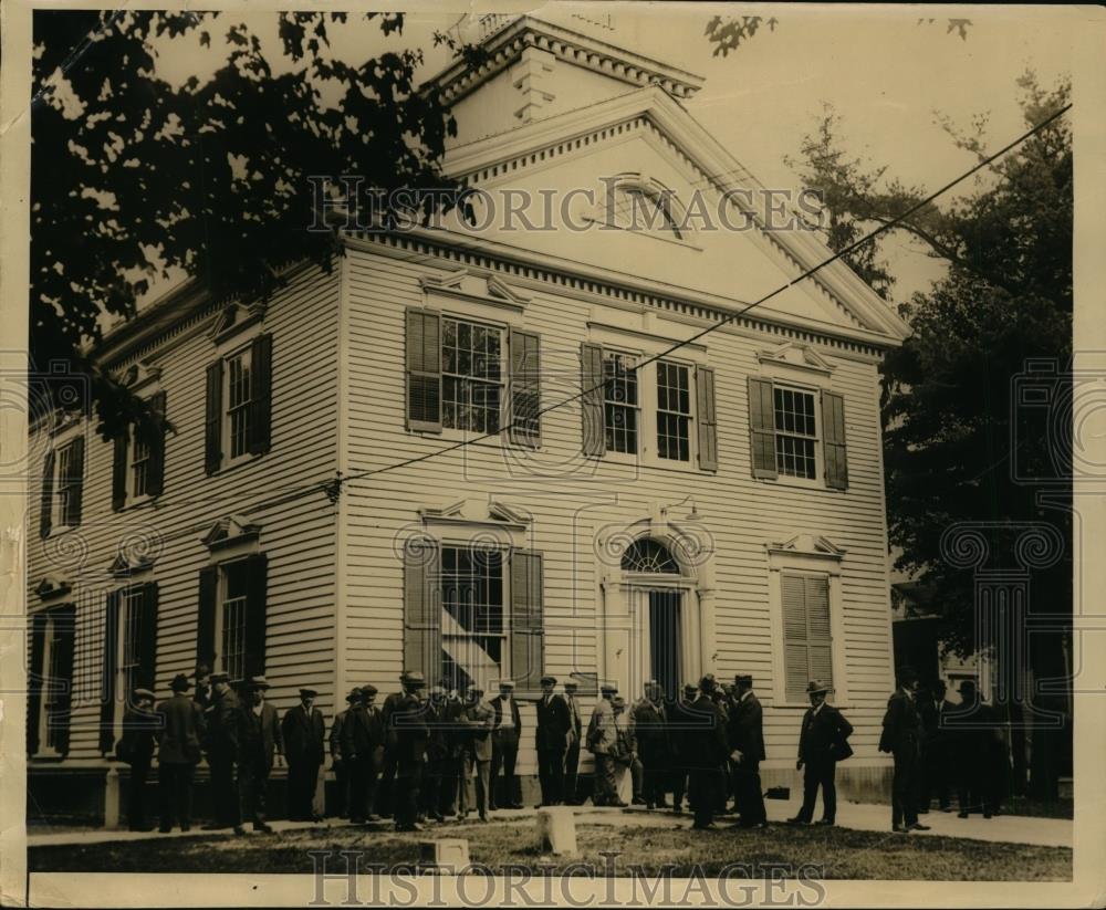1925 Press Photo Cape May Courthouse Overflowing as 3 Bank Robbers Get