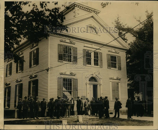 1925 Press Photo Cape May Courthouse Overflowing as 3 Bank Robbers Get Life Term - Historic Images