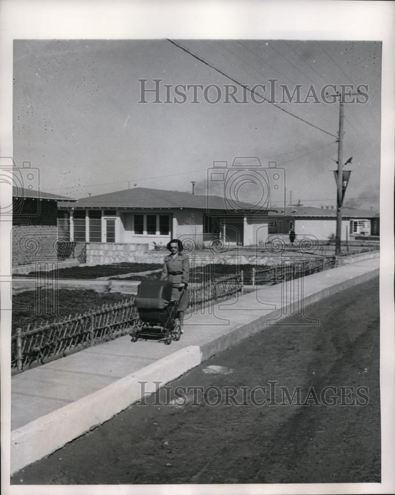 1947 Press Photo Mrs BE Trewin of San Francisco &amp; son John on suburban street - Historic Images