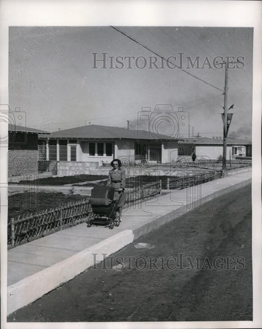 1947 Press Photo Mrs BE Trewin of San Francisco & son John on suburban street - Historic Images