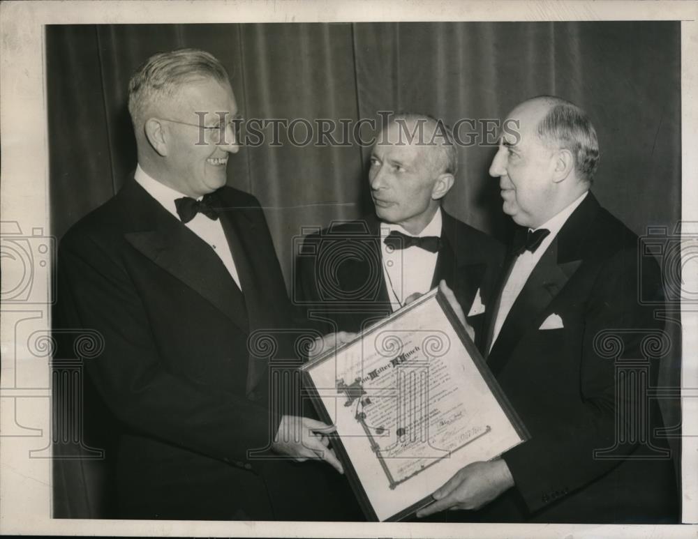 1945 Press Photo Walter A. Lynch, Albert Goldman, Isadore Teitelbaum Postmaster - Historic Images