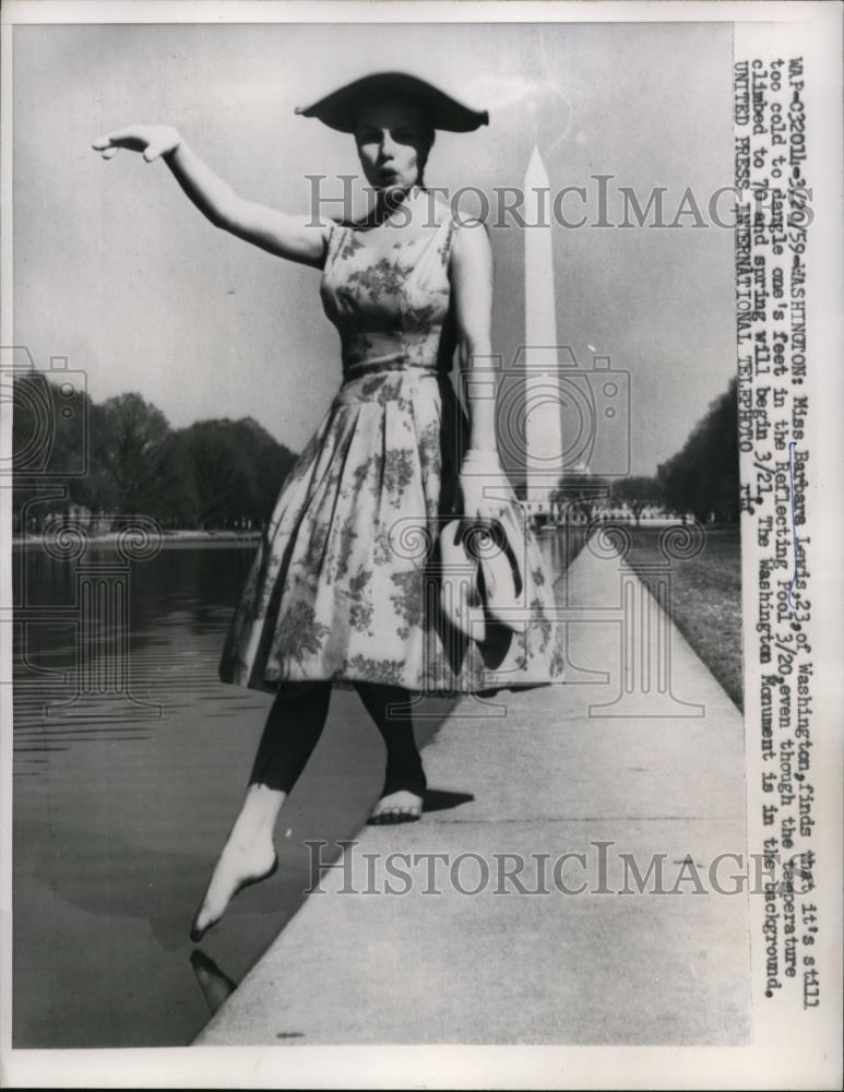 1959 Press Photo Miss Barbara Lewis dipping a toe in the Reflecting Pool. - Historic Images