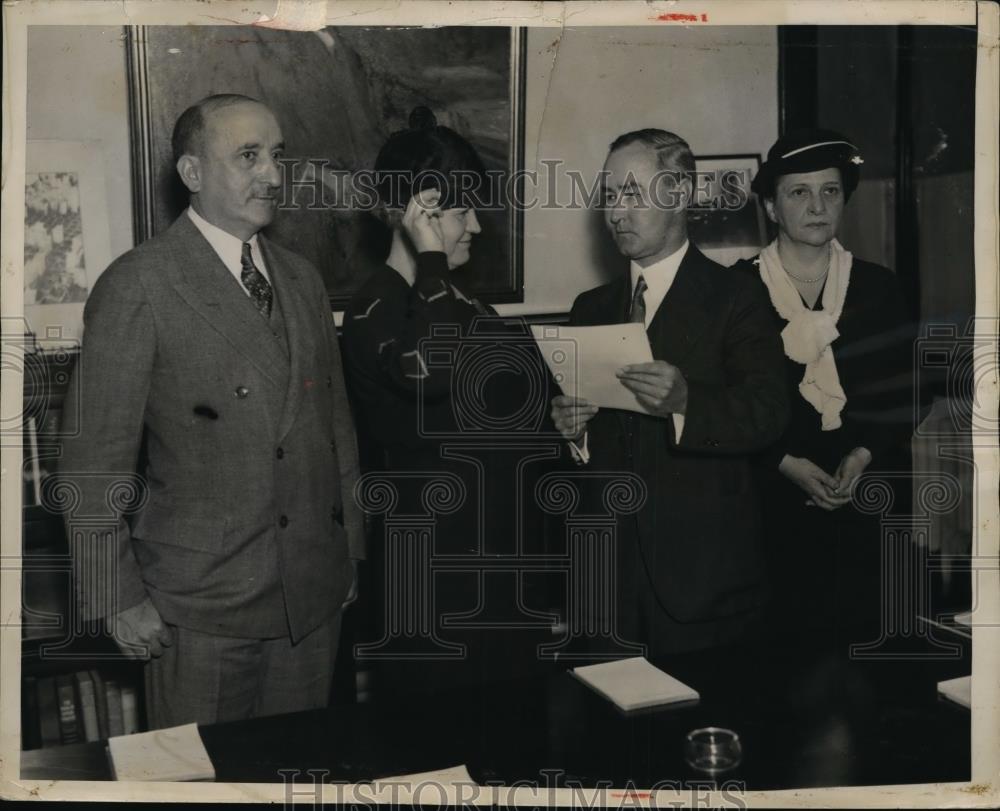 1934 Press Photo Senator Irvine Luther Lenroot Being Sworn In & Family Watching - Historic Images