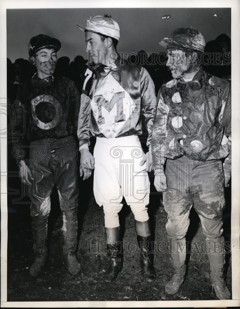 1943 Press Photo JockiesR Eccard, S Murphy &amp; S Brooks at Jamaica track NY - Historic Images