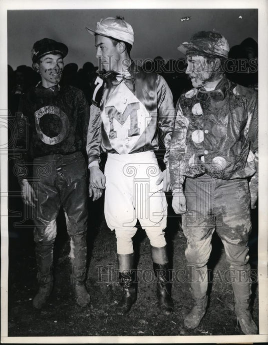 1943 Press Photo JockiesR Eccard, S Murphy & S Brooks at Jamaica track NY - Historic Images