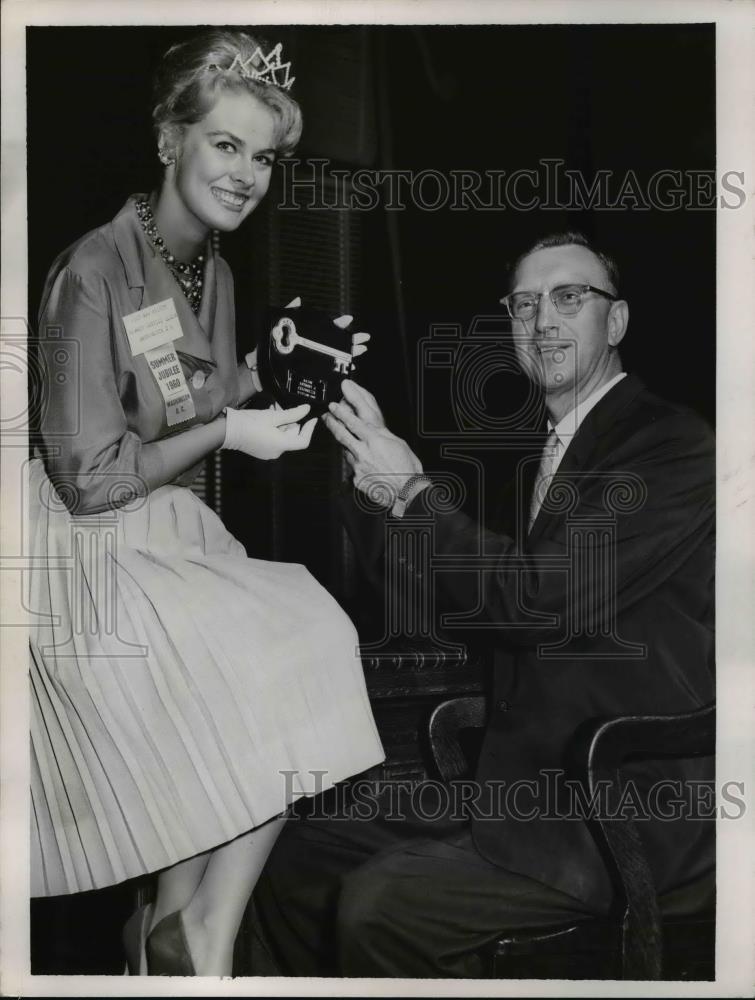 1960 Press Photo Elizabeth Ann Wilrov Presents Key to Washington, D.C. Ralph S - Historic Images