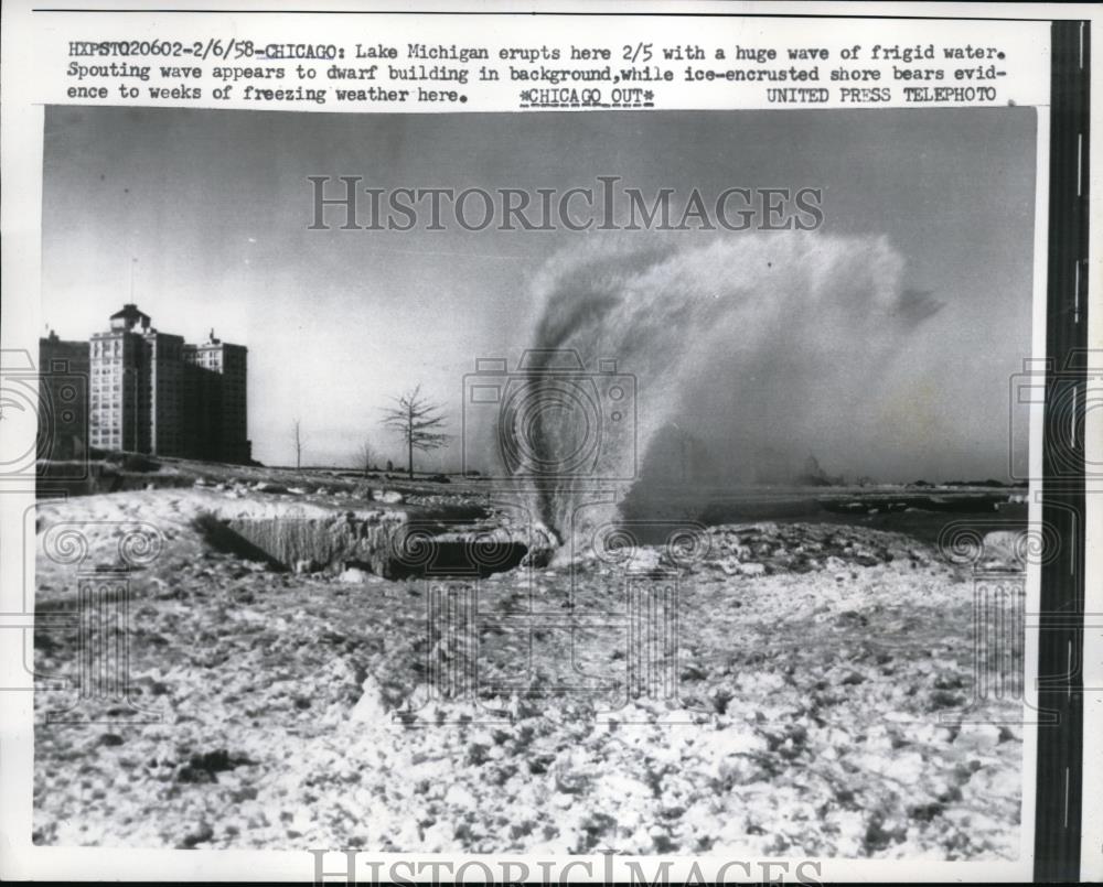 1958 Press Photo Chicago- Lake Michigan erupts with wave of frigid water. - Historic Images