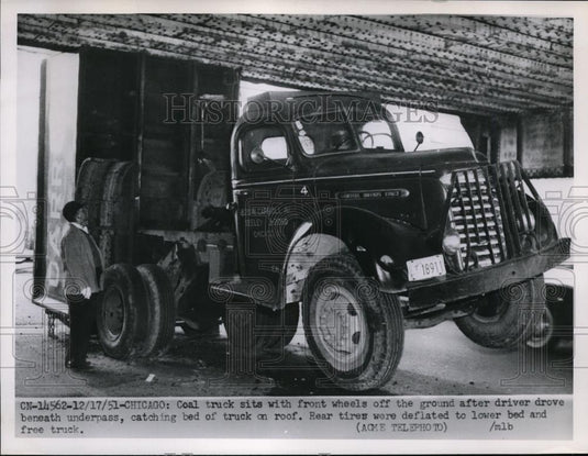 1951 Press Photo Coal Turkc Driver Caught Bed of Truck on Underpass chicago - Historic Images