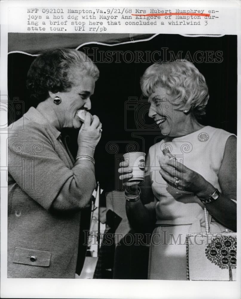 1968 Press Photo Mrs. Hubert Humphrey Enjoys Hot Dog With Mayor Ann Kilgore - Historic Images