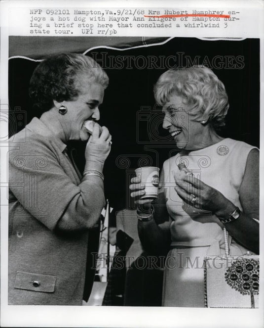 1968 Press Photo Mrs. Hubert Humphrey Enjoys Hot Dog With Mayor Ann Kilgore - Historic Images