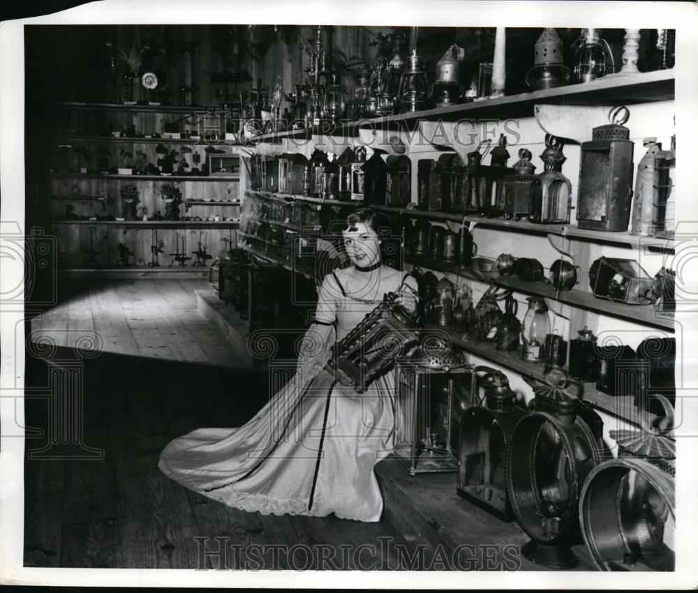 1957 Press Photo Hostess Shows Off Collection of Lamps in Sturbridge, Mass. - Historic Images