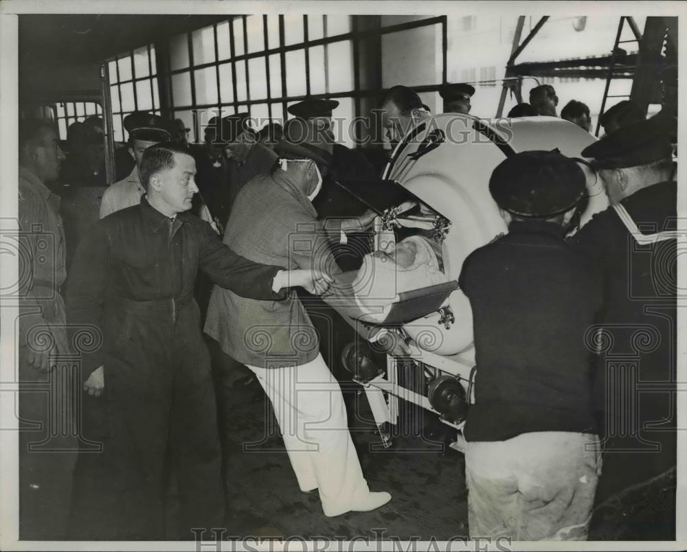 1939 Press Photo Frederick Snite Jr. in Iron Lung. - nee52936 - Historic Images